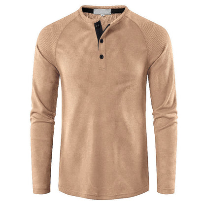 Beiges Herren-Henley-Shirt mit langen Ärmeln, Knopfleiste und strukturiertem Stoff. Modisches Oberteil für Herren, ideal für Freizeitkleidung.