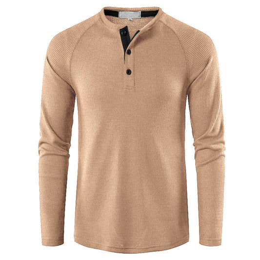 Beiges Herren-Henley-Shirt mit langen Ärmeln, Knopfleiste und strukturiertem Stoff. Modisches Oberteil für Herren, ideal für Freizeitkleidung.