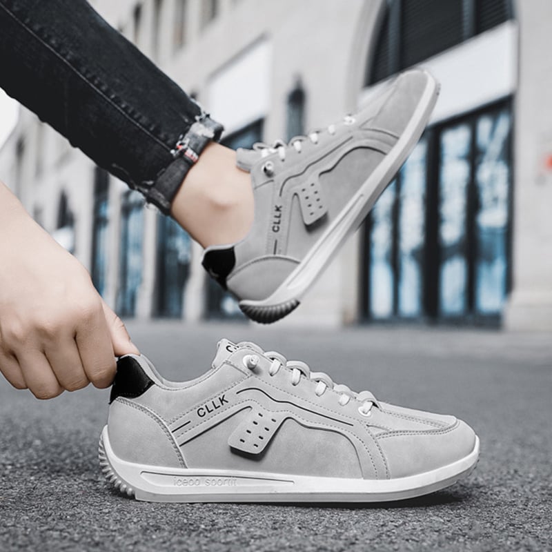 Men's skate shoes with laces, flat sole, and rounded toe cap