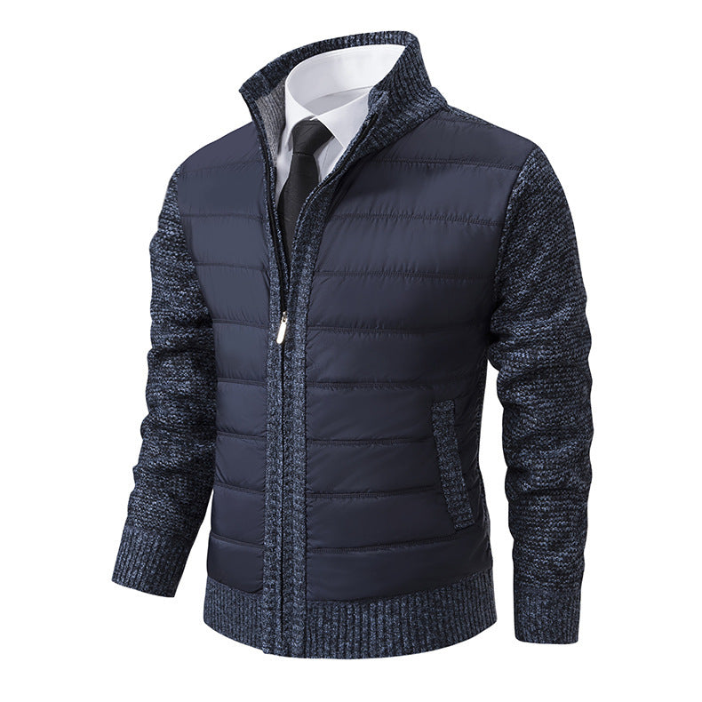 Dunkelblaue Herrenjacke mit Reißverschluss, gestepptem Design und Strickärmeln. Elegante Wintermode, ideal für Business und Freizeit.