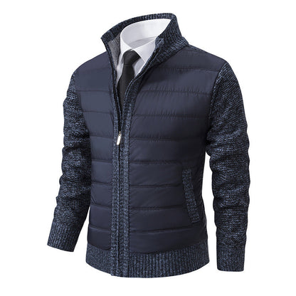 Dunkelblaue Herrenjacke mit Reißverschluss, gestepptem Design und Strickärmeln. Elegante Wintermode, ideal für Business und Freizeit.