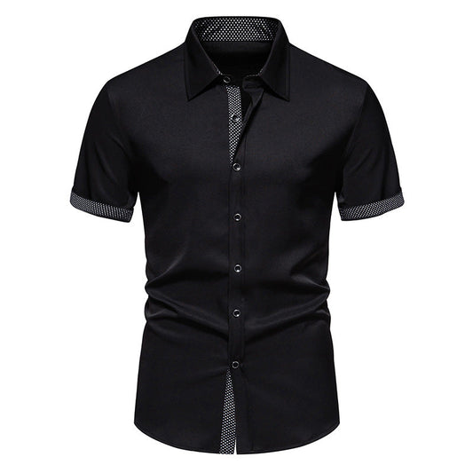 Schwarzes Herrenhemd mit kurzen Ärmeln, Knopfleiste und kontrastierenden Details an Kragen und Ärmeln. Elegantes Design, ideal für Business und Freizeit.