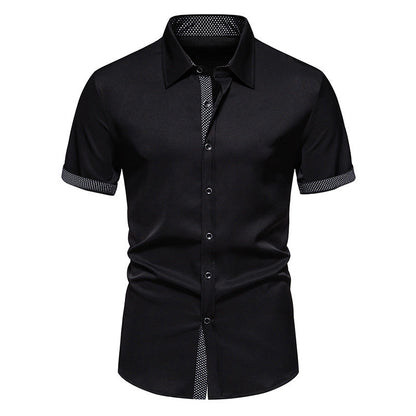 Schwarzes Herrenhemd mit kurzen Ärmeln, Knopfleiste und kontrastierenden Akzenten. Elegantes Design, ideal für formelle und lässige Anlässe.