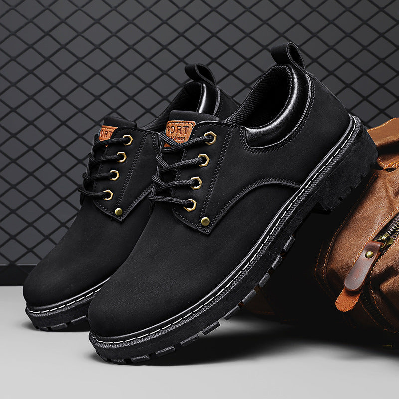 Schwarze Herrenschuhe mit robustem Design, rutschfester Sohle und Schnürung vor einem modernen Hintergrund. Perfekt für Outdoor-Aktivitäten.