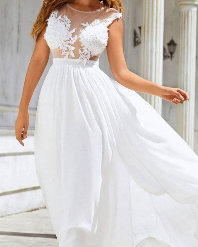 Weiße, elegante Abendkleid mit Spitzenoberteil und fließendem Rock, ideal für Hochzeiten oder formelle Anlässe. Perfekt für stilvolle Auftritte.