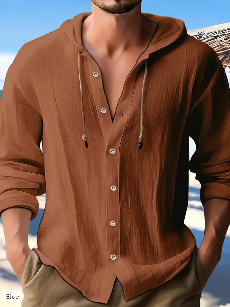 Braunes Herrenhemd mit Kapuze, lässig geknöpft, ideal für Strandmode. Perfekt für Sommeroutfits und Freizeitkleidung.