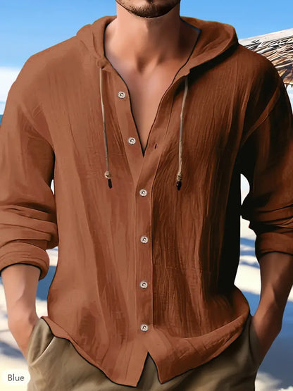 Braunes Herrenhemd mit Kapuze, lässig geknöpft, ideal für Strandmode. Perfekt für Sommeroutfits und Freizeitkleidung.