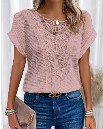 Frau in rosa Häkeloberteil und blauer Jeans, hält eine beige Clutch. Modetrend, Sommeroutfit, lässiger Stil, Damenmode.