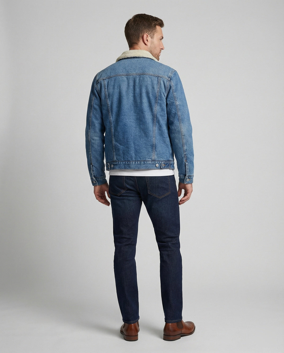 Gefütterte Jeansjacke für Herren in seitlicher Ansicht