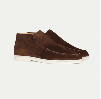 Braune Wildleder-Stiefeletten für Herren mit weißer Sohle, elegantes Design, ideal für Herbstmode, hochwertige Verarbeitung, stilvolle Herrenschuhe.