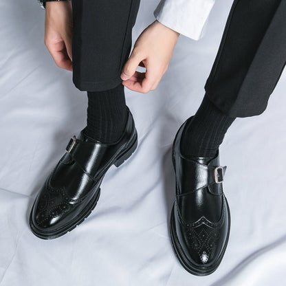 Schwarze Lederschuhe mit Schnalle, getragen von einer Person in schwarzer Hose und Socken. Elegante Herrenschuhe, stilvoll und modern.