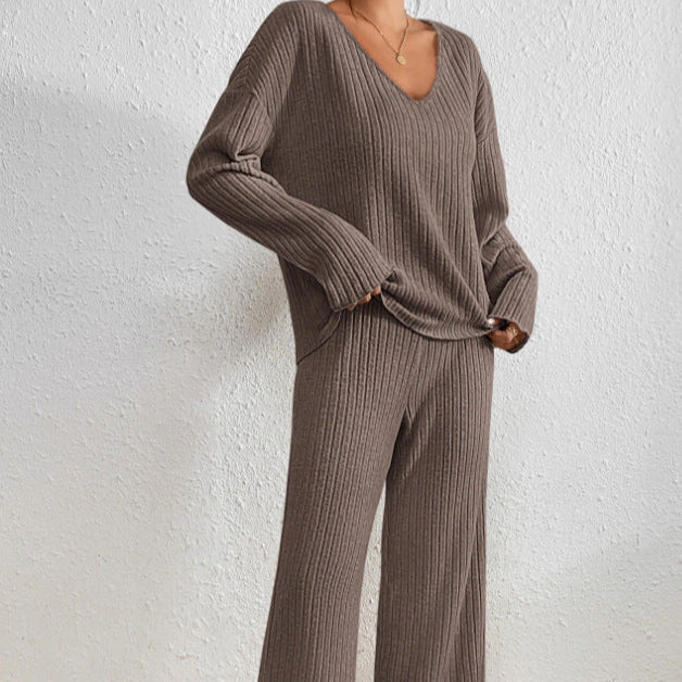 Damen Strickset in Braun, bestehend aus V-Ausschnitt Pullover und weiten Hosen, gemütlich und modisch, ideal für Herbst und Winter.