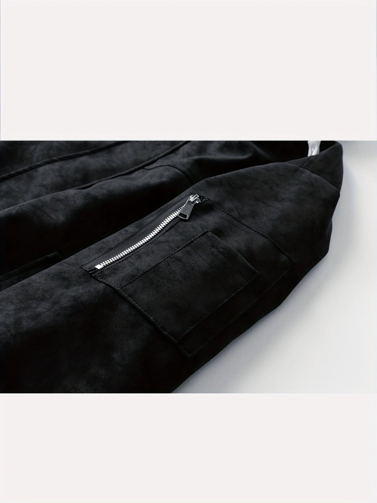 Rückansicht der sportlichen Jacke mit Kapuze