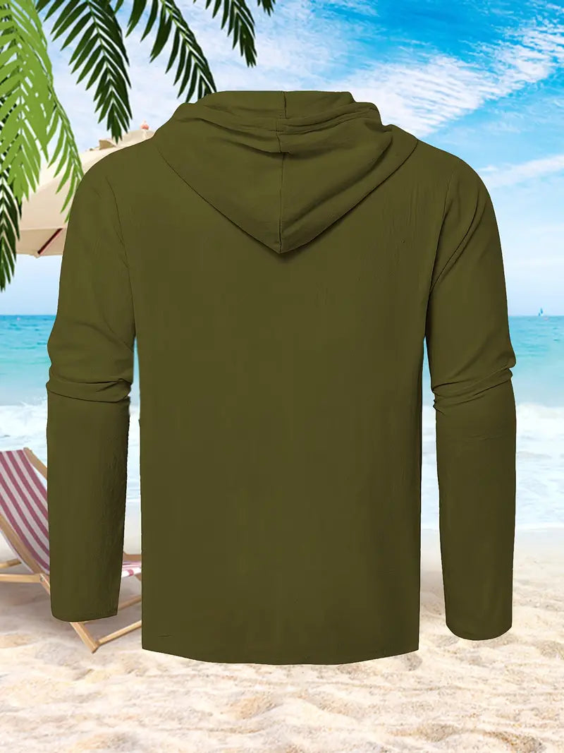 Grüner Kapuzenpullover am Strand, Palmenblätter, Liegestuhl, Sonnenschirm, blauer Himmel, Sommermode, Freizeitkleidung, Urlaubsoutfit.