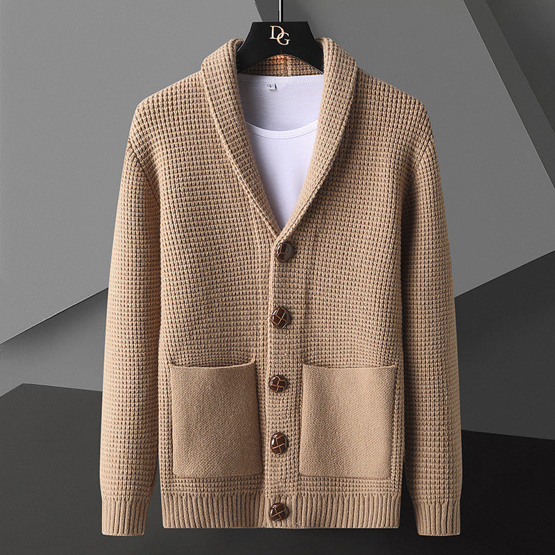 Beige Strickjacke mit Schalkragen, Knopfleiste und aufgesetzten Taschen auf schwarzem Kleiderbügel. Elegante Herrenmode, stilvoller Cardigan.