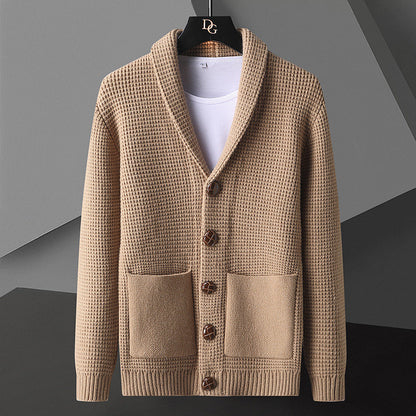 Beige Strickjacke mit Schalkragen, Knopfleiste und aufgesetzten Taschen auf schwarzem Kleiderbügel. Elegante Herrenmode, stilvoller Cardigan.