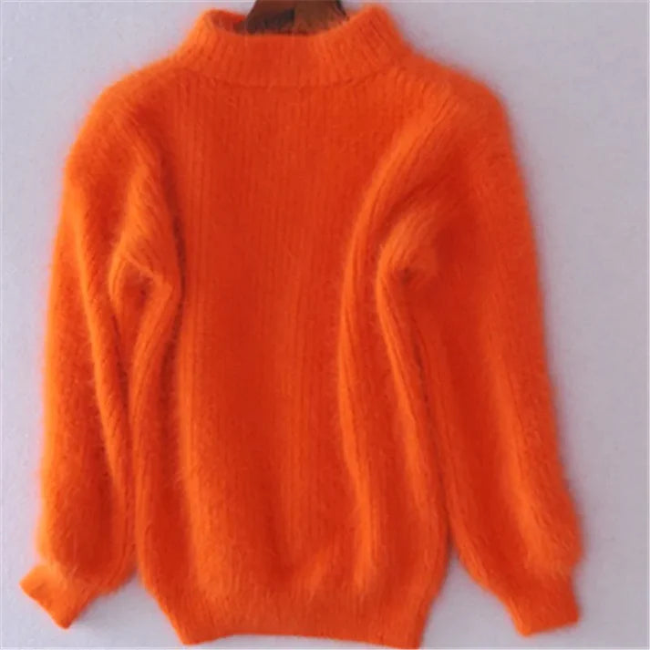 Orangefarbener, flauschiger Pullover aus Mohair mit Rollkragen, langärmlig. Perfekt für Herbstmode, warm und stilvoll. Ideal für kühle Tage.