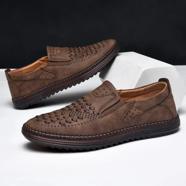 Braune Herren-Slipper aus Leder mit Lochmuster, rutschfeste Sohle, elegantes Design, ideal für Freizeit und Business, komfortable Passform.