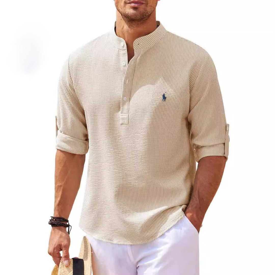 Beiger Herren-Henley mit Stehkragen, langen Ärmeln und dezenter Logo-Stickerei. Perfekt für lässige Sommermode und stilvolle Freizeitoutfits.