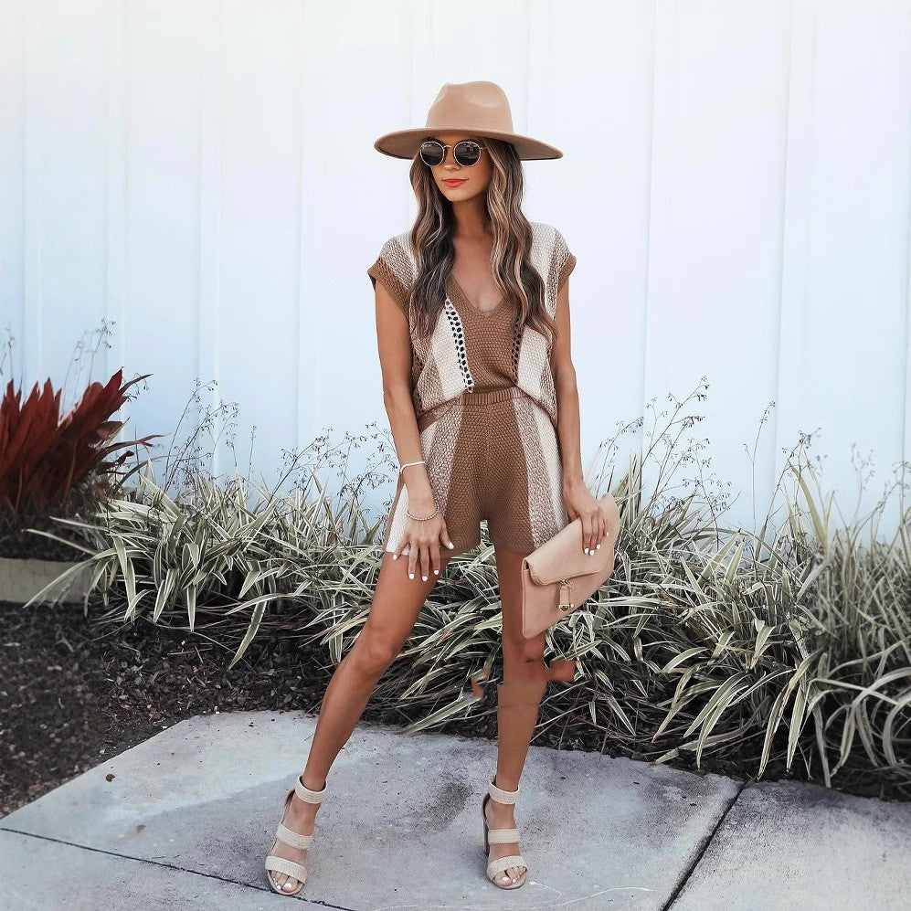 Frau in modischem Sommeroutfit mit Hut und Sonnenbrille, posiert vor weißer Wand. Trendige Kleidung, stilvolle Accessoires, urbane Mode.