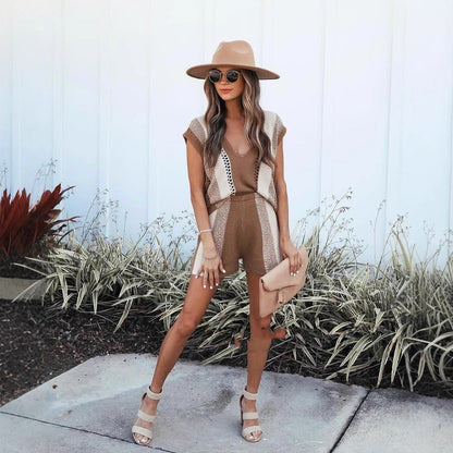 Frau in modischem Sommeroutfit mit Hut und Sonnenbrille, posiert vor weißer Wand. Trendige Kleidung, stilvolle Accessoires, urbane Mode.