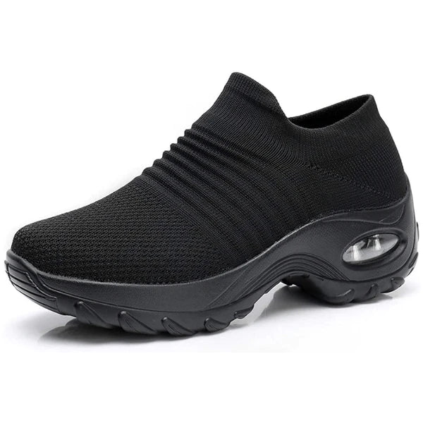 Schwarzer Damen-Sneaker mit rutschfester Sohle, atmungsaktivem Strickmaterial und erhöhtem Absatz. Bequeme Schuhe für Sport und Alltag.