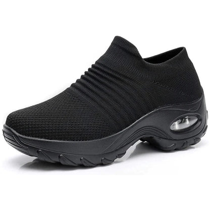 Schwarzer Damen-Sneaker mit rutschfester Sohle, atmungsaktivem Strickmaterial und erhöhtem Absatz. Bequeme Schuhe für Sport und Alltag.