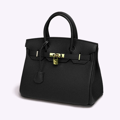 Luxuriöse schwarze Lederhandtasche mit goldener Hardware und Schloss, elegantes Design, ideal für stilvolle Damenmode und Accessoires.