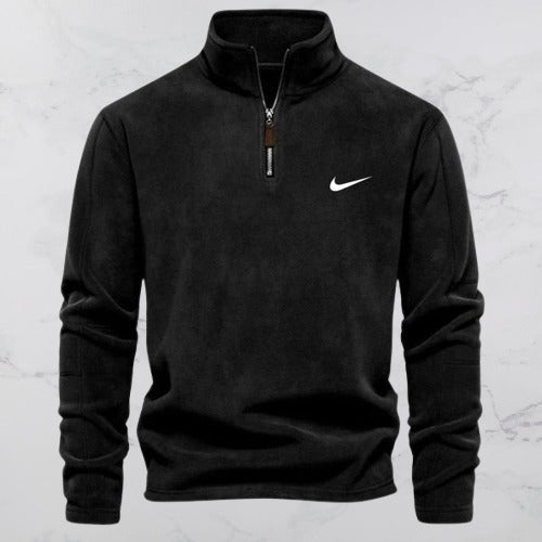 Schwarzer Nike Pullover mit Reißverschluss, weißem Swoosh-Logo, langärmelig, aus Fleece-Material. Ideal für Sport und Freizeit.
