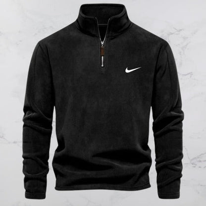 Schwarzer Nike Pullover mit Reißverschluss, weißem Swoosh-Logo, langärmelig, aus Fleece-Material. Ideal für Sport und Freizeit.