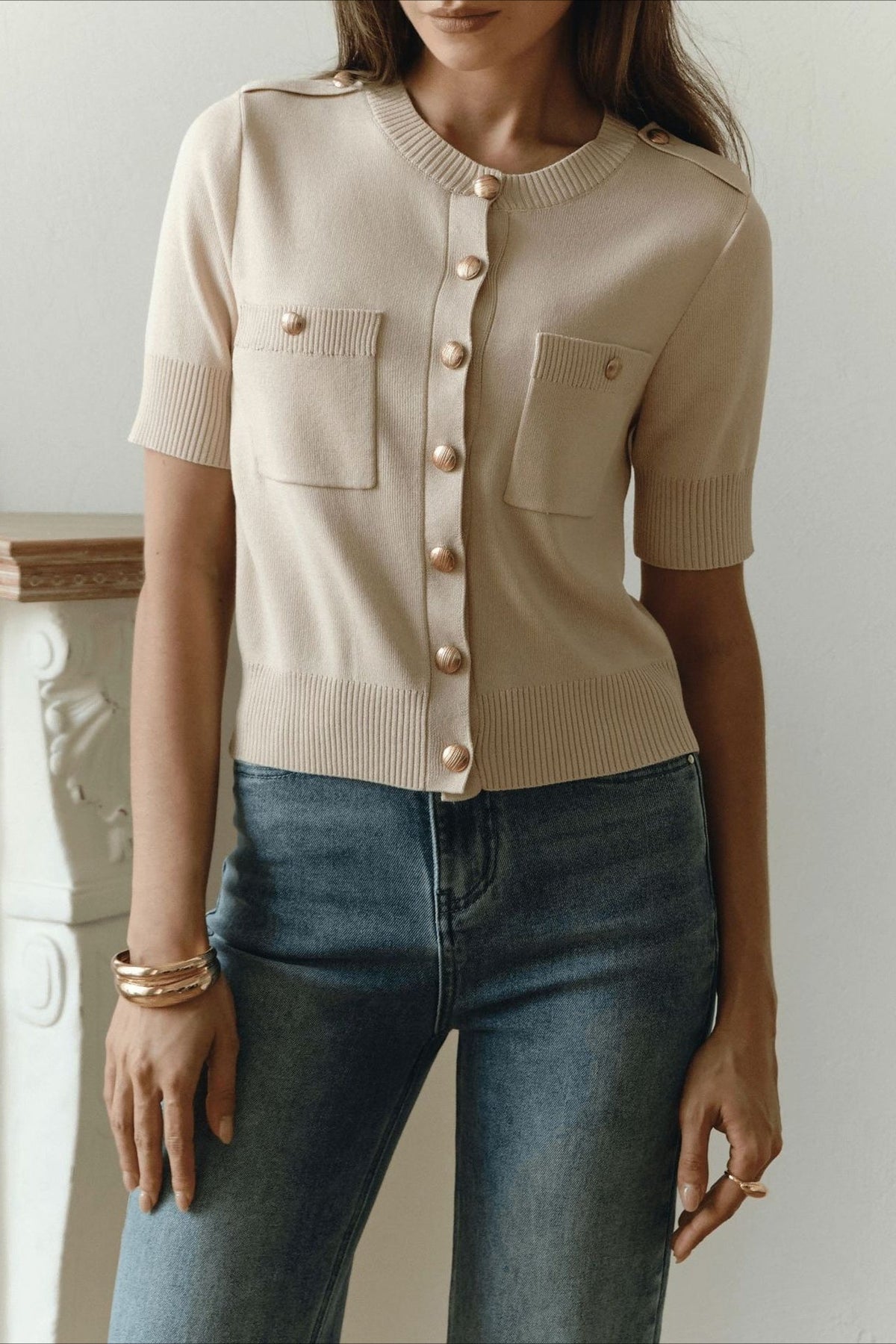 Kurzärmliger Strickcardigan für Damen mit klassischem Knopfverschluss