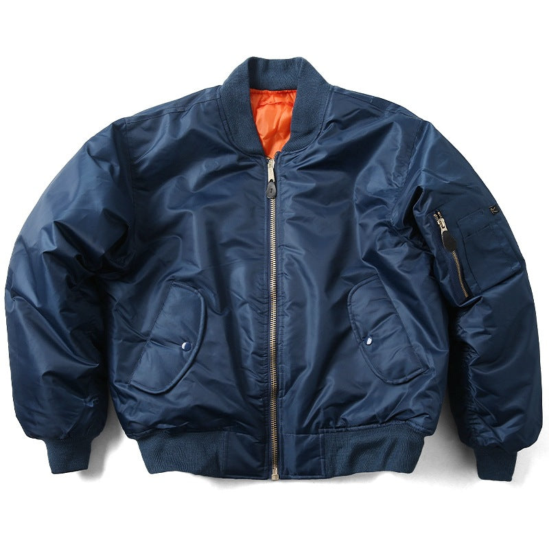 Dunkelblaue Bomberjacke mit Reißverschluss, orangefarbenem Innenfutter und Armtasche. Modische Herrenjacke, ideal für Herbst und Winter.