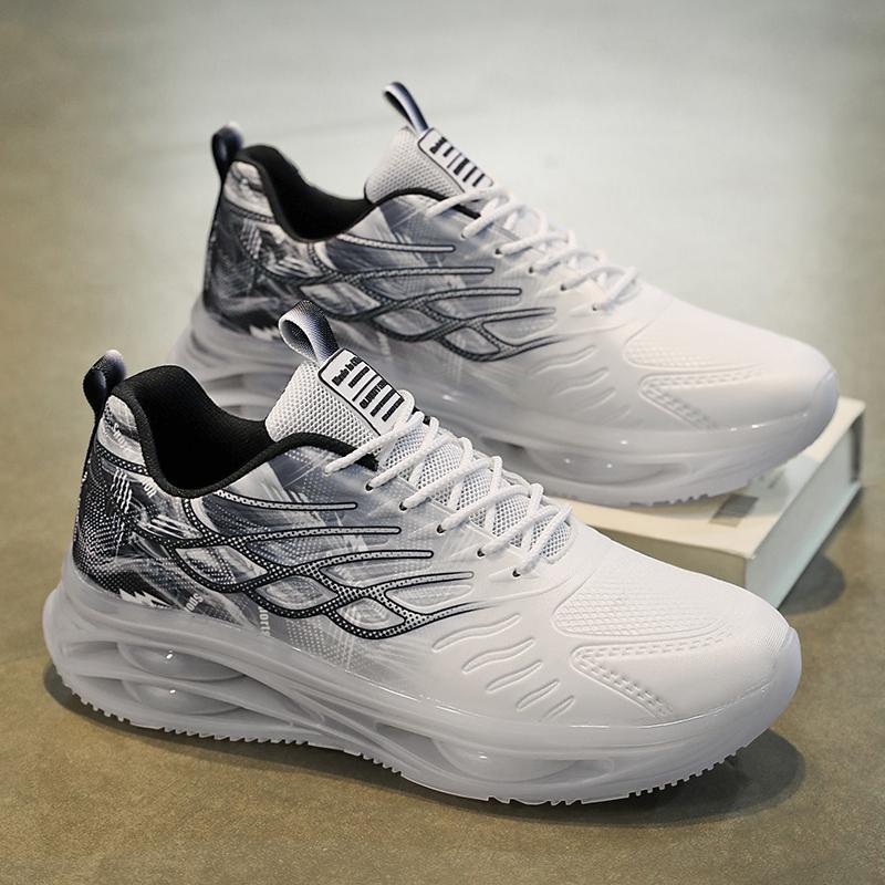 Weiße Sportschuhe mit schwarzem Muster, atmungsaktivem Mesh-Obermaterial und dicker Sohle auf grauem Hintergrund. Ideal für Laufen und Fitness.