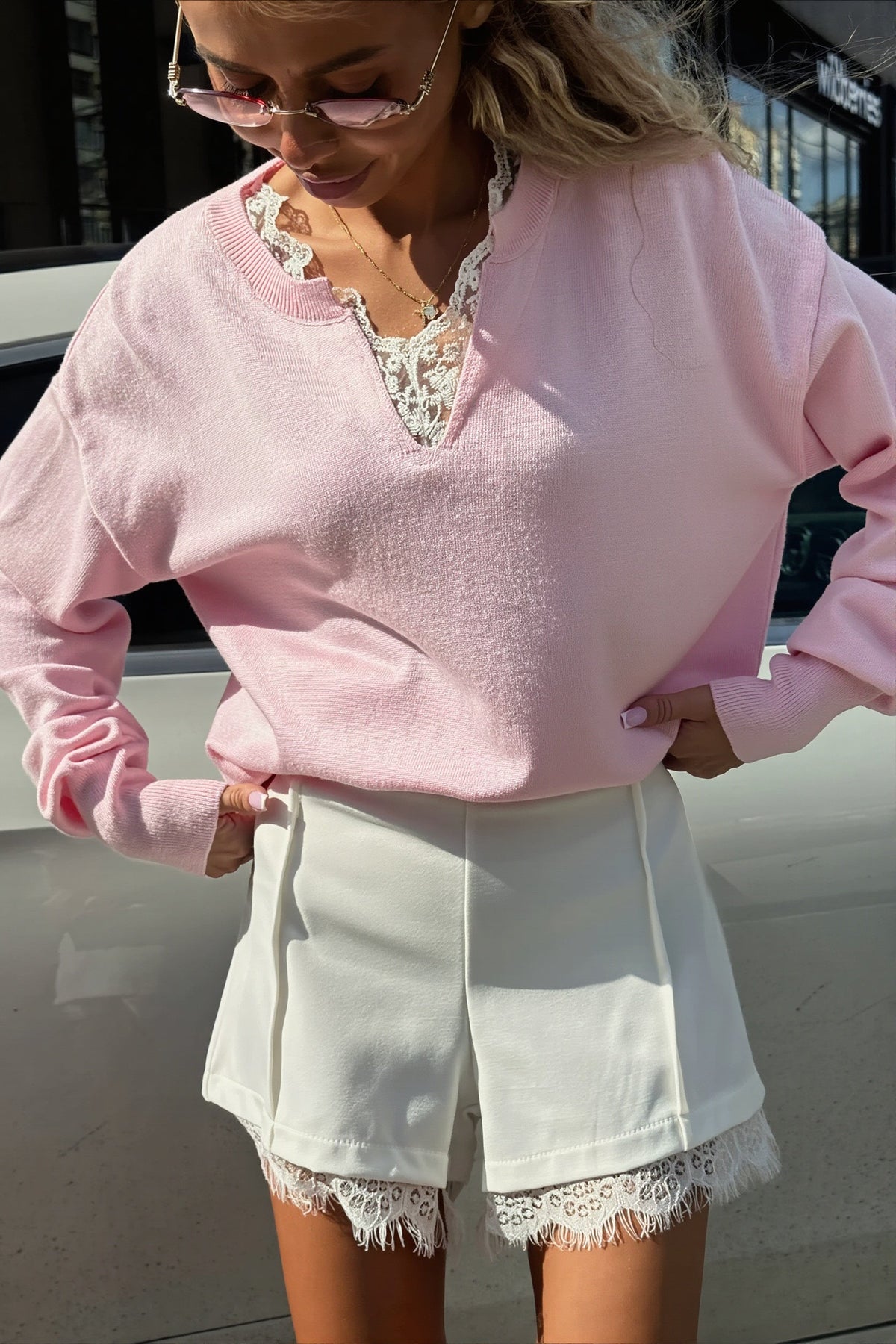 Damen-Wollmix-Pullover mit V-Ausschnitt und Spitzenbesatz von vorne