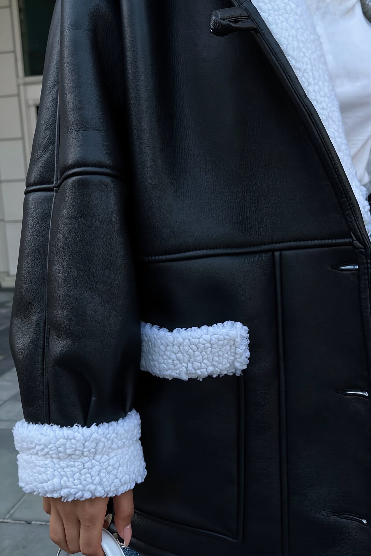 Damen-Kunstledermantel als stilvoller Begleiter für winterliche Outfits