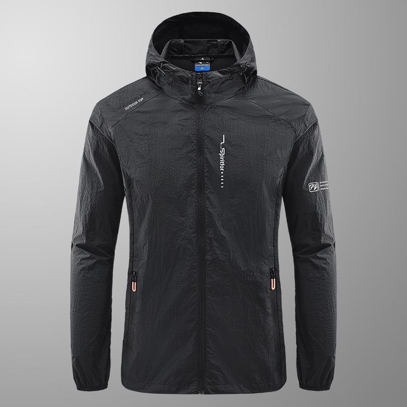 Schwarze Outdoor-Windjacke mit Kapuze, Reißverschluss und Markenlogos. Leichtes, wasserabweisendes Material, ideal für Wandern und Sport.
