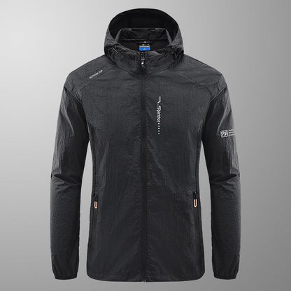 Schwarze Outdoor-Windjacke mit Kapuze, Reißverschluss und Markenlogos. Leichtes, wasserabweisendes Material, ideal für Wandern und Sport.