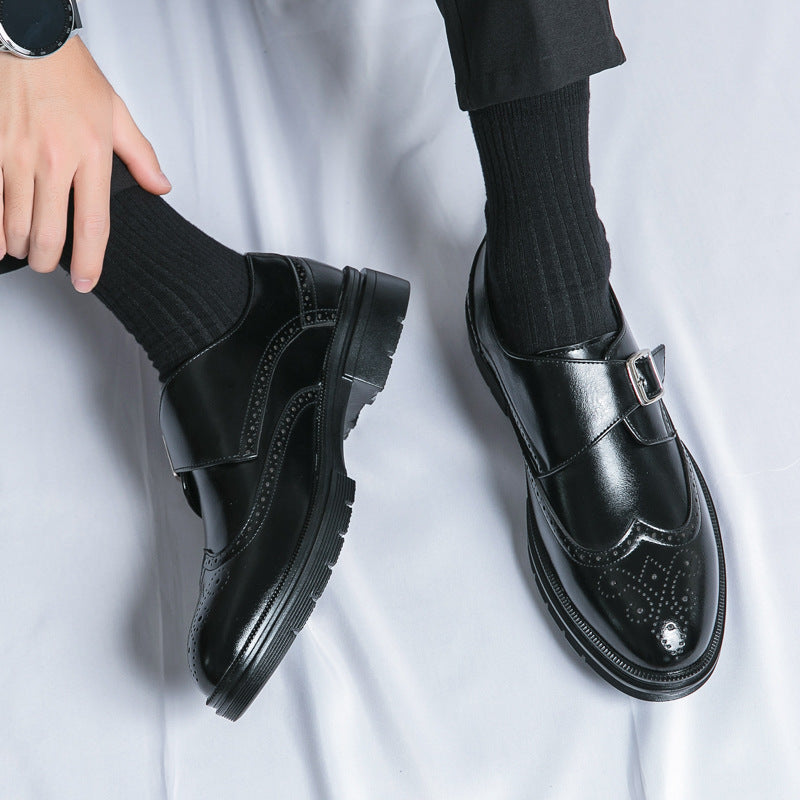 Schwarze Lederschuhe mit Schnalle, getragen mit schwarzen Socken. Elegante Herrenschuhe, ideal für formelle Anlässe. Hochwertiges Design.