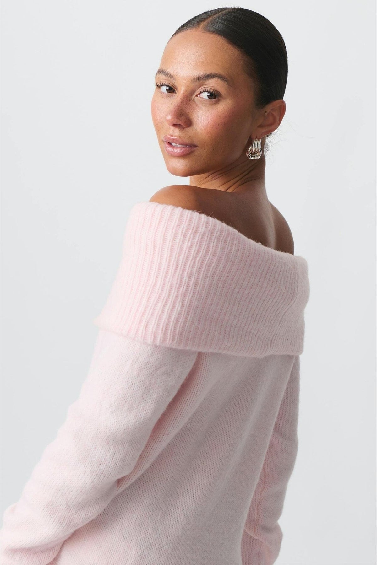 Schulterfreier Pullover als vielseitiges Oberteil für Damen