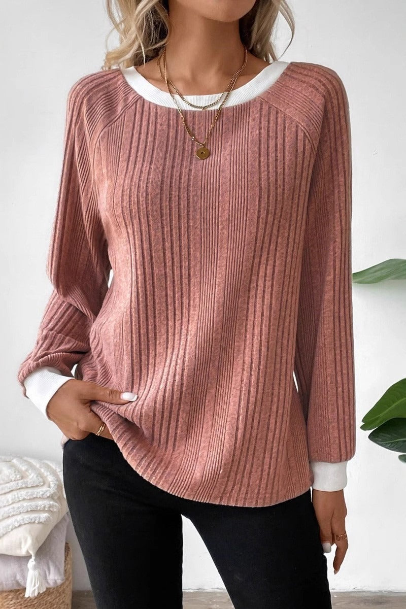 Vorderansicht des gerippten Strickpullovers mit Kontrastbesatz