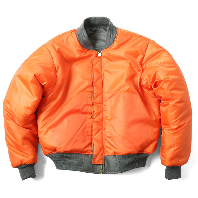 Orangefarbene Bomberjacke mit grauem Kragen und Bündchen, Reißverschluss vorne. Modische Herrenjacke, ideal für Herbst und Winter.
