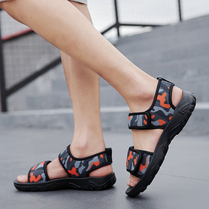 Herren-Sandalen mit Camouflage-Muster, schwarz-rot, bequem und rutschfest, ideal für Sommer und Outdoor-Aktivitäten.