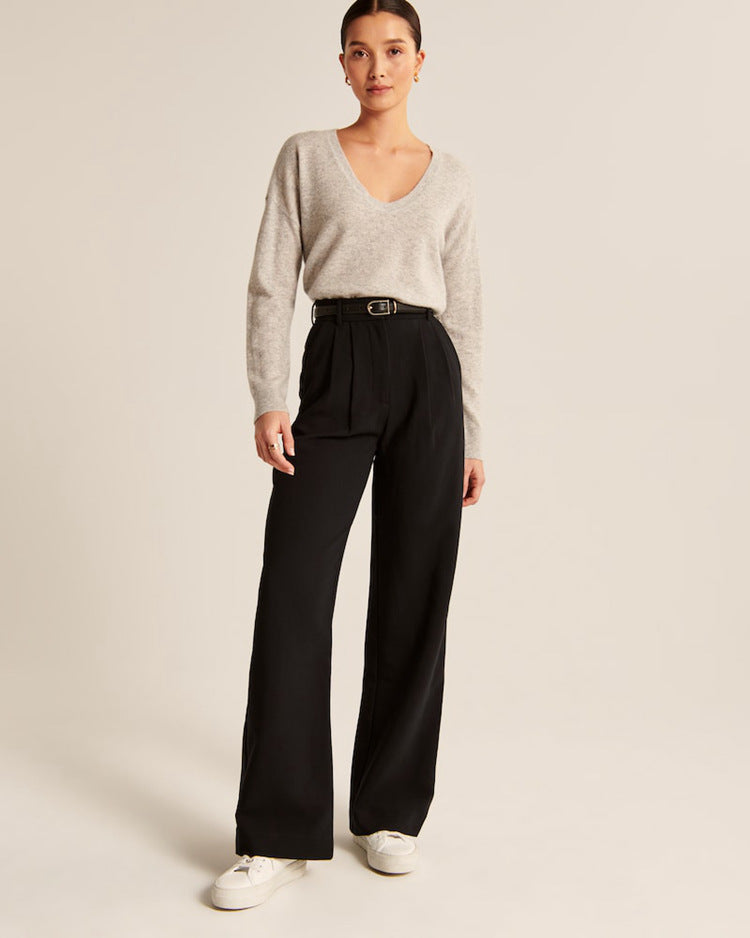 Women's pants with high waist, wide legs, and side pockets