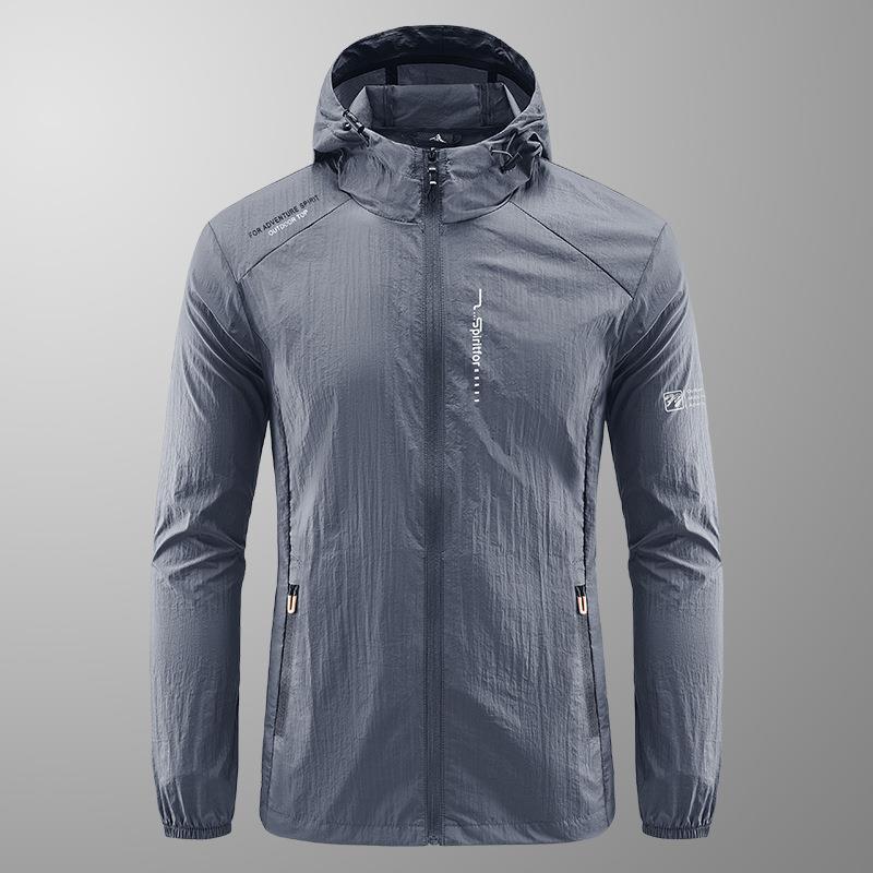 Graue Herren-Windjacke mit Kapuze, leicht und wasserabweisend, ideal für Outdoor-Aktivitäten. Sportliche Jacke mit Reißverschluss und Taschen.