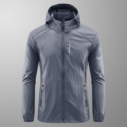 Graue Herren-Windjacke mit Kapuze, leicht und wasserabweisend, ideal für Outdoor-Aktivitäten. Sportliche Jacke mit Reißverschluss und Taschen.