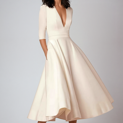 Elegantes cremefarbenes Kleid mit tiefem V-Ausschnitt und halblangen Ärmeln, knielang, ausgestellt, ideal für formelle Anlässe und Abendveranstaltungen.