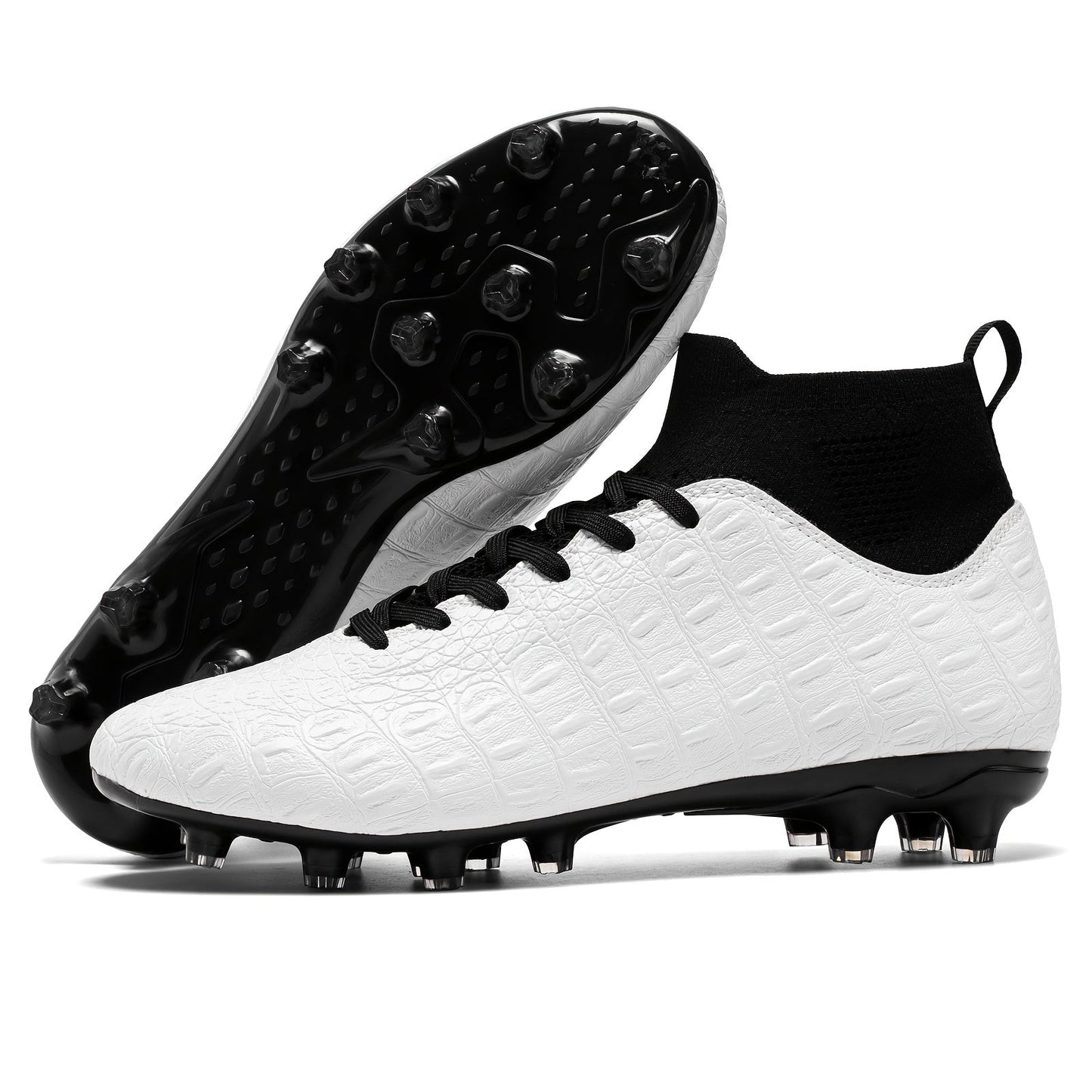 Weiße Fußballschuhe mit schwarzer Sohle und Stollen, modernes Design, knöchelhoher Schaft, ideal für Rasenplätze, Sportausrüstung, Herrenfußballschuhe.