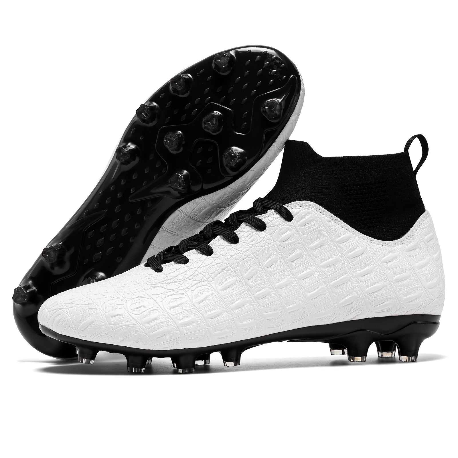 Weiße Fußballschuhe mit schwarzer Sohle und Stollen, modernes Design, knöchelhoher Schaft, ideal für Rasenplätze, Sportausrüstung, Herrenfußballschuhe.