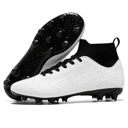 Weiße Fußballschuhe mit schwarzer Sohle und Stollen, modernes Design, knöchelhoher Schaft, ideal für Rasenplätze, Sportausrüstung, Herrenfußballschuhe.