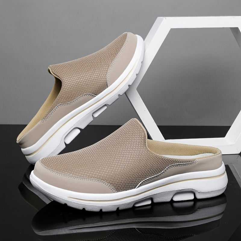 Beige Herren-Sneaker mit Mesh-Oberfläche und weißer Sohle, präsentiert auf schwarzem Hintergrund mit geometrischem Dekor. Bequeme Freizeitschuhe.